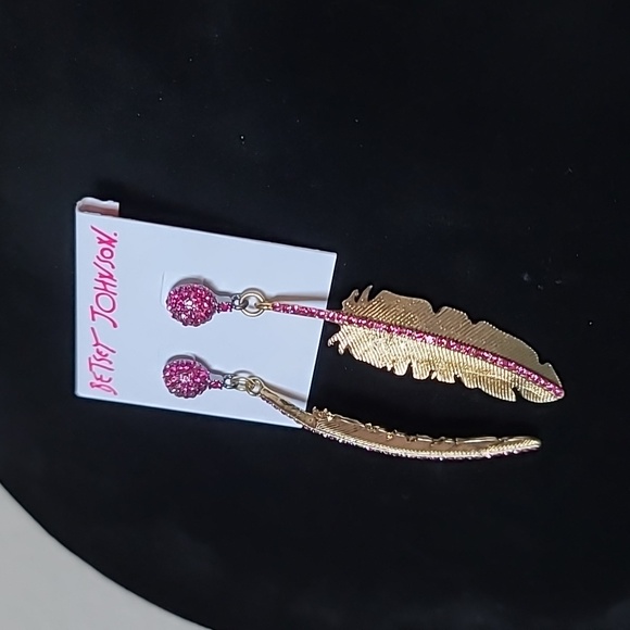 New! 1st Sample! BETSEY JOHNSON Drama Collection Feather Dangle Earrings. - Picture 3 of 8